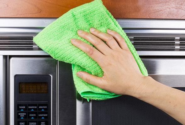 Kā mazgāt mikroviļņu: padomi, kas palīdzēs ietaupīt laiku un enerģiju
