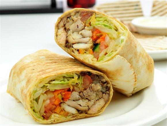 Ātrā ēdināšana: recepte shawarma, mājās ar vārītu vistu