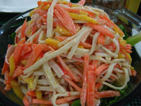 Klasiskās salāti ar krabju nūjām un kāpostiem: interesantas receptes