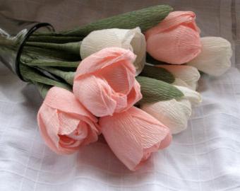 Ziedi izgatavoti no kreppapīra: tulpes un krokuss