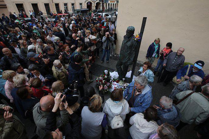 Uz rakstnieka 75. gadadienu tika atvērts piemineklis Dovlatovam Sanktpēterburgā