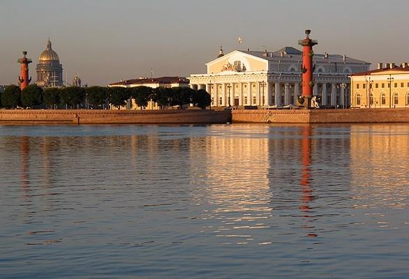 Vasilievsky Island - Strelka, Rostral Columns, Fondu birža