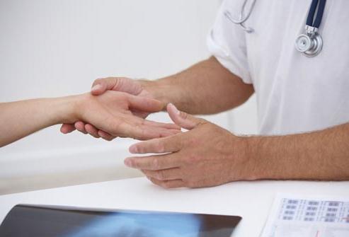 Labās rokas pirkstu niecība: cēloņi un ārstēšana